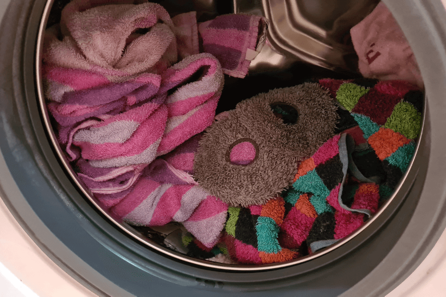 Две салфетки Dreame L10s Utra стираются в стиральной машине.